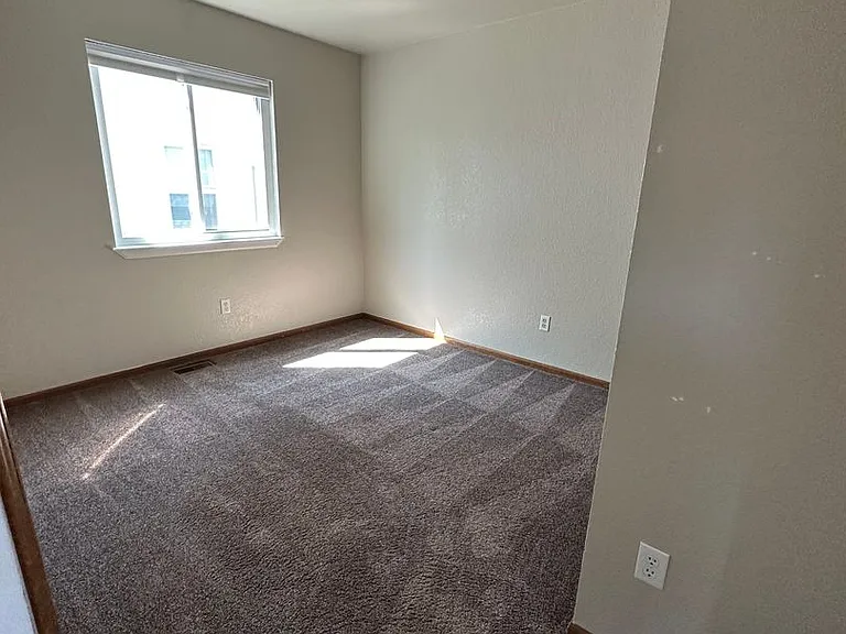 605 Meadow Dr — Photo 8