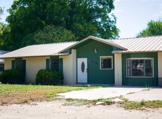 905 N 9th St, San Saba, TX 76877