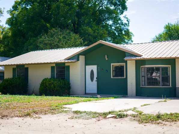 905 N 9th St, San Saba, TX 76877