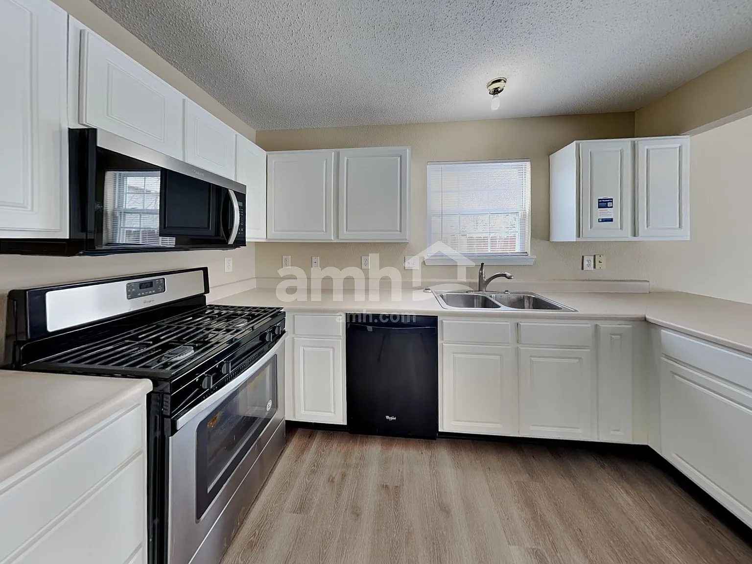 3 bed, 2.5 bath, 2384 sqft, $2,425 — Photo 3