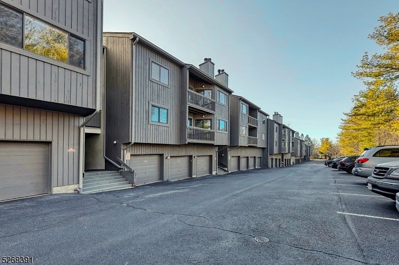 1st image of 279 Redwood Ct #279