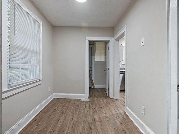 5th image of 207 Windsor Dr