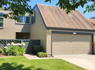 1064 Mangrove Ln, Alameda, CA 94502