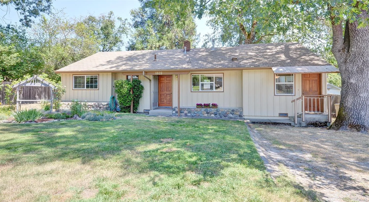 1809 NW Eunice Ave photo 1