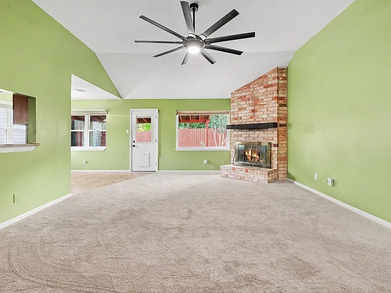 519 Orleans St — Photo 3