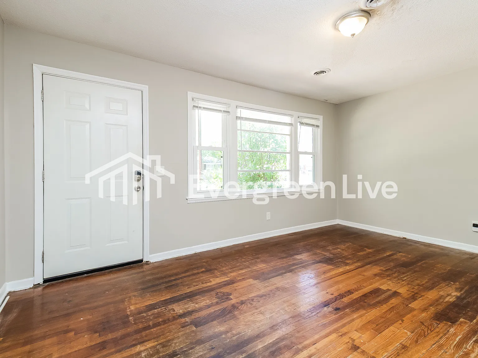 4 bed, 2.0 bath, 1164 sqft, $1,295 — Photo 2