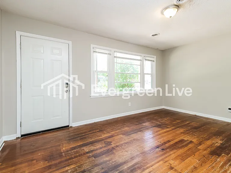 528 Atterbury Dr — Photo 2