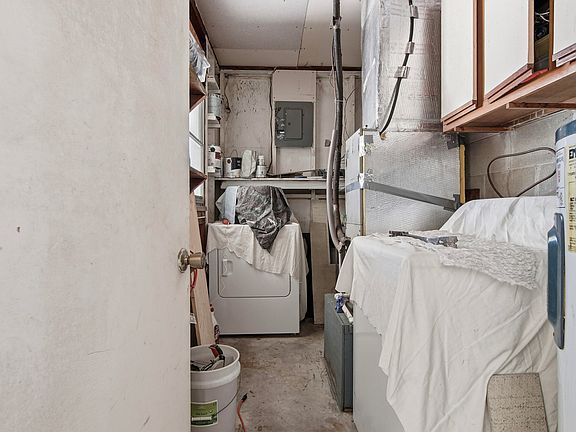 4th image of 609 Barton Ave