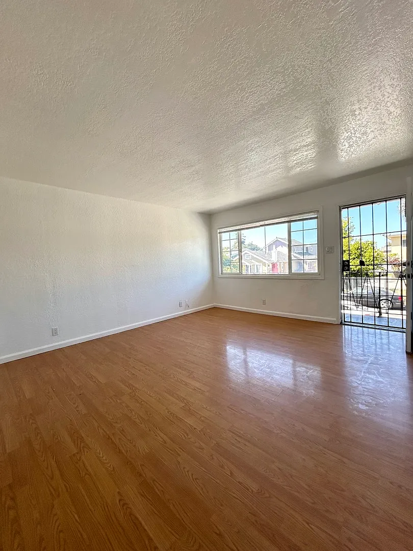 Unit Photo - 9810 A St #B