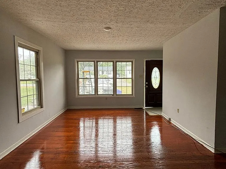 1733 Holly Dr — Photo 1