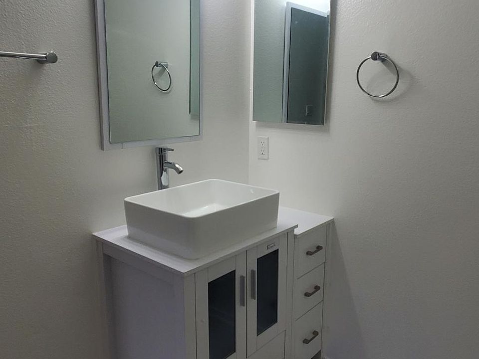 1st image of 555 Oak St #105