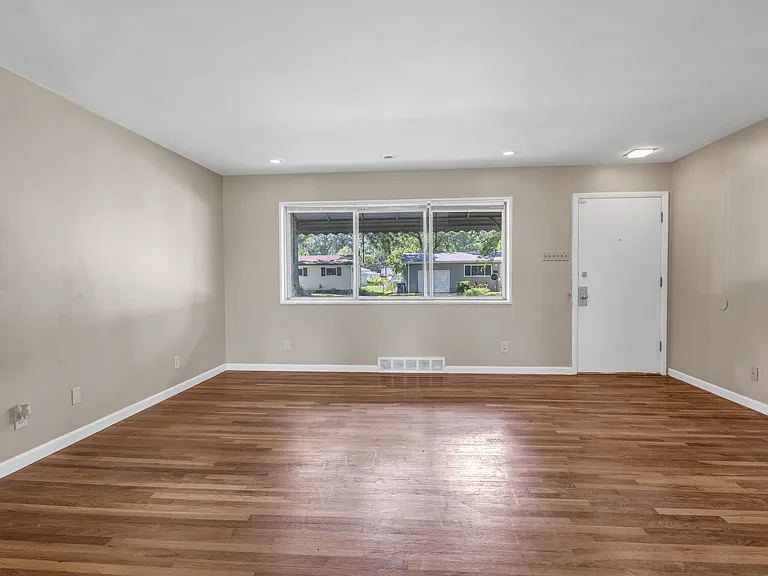 1016 Forestwood Dr — Photo 3