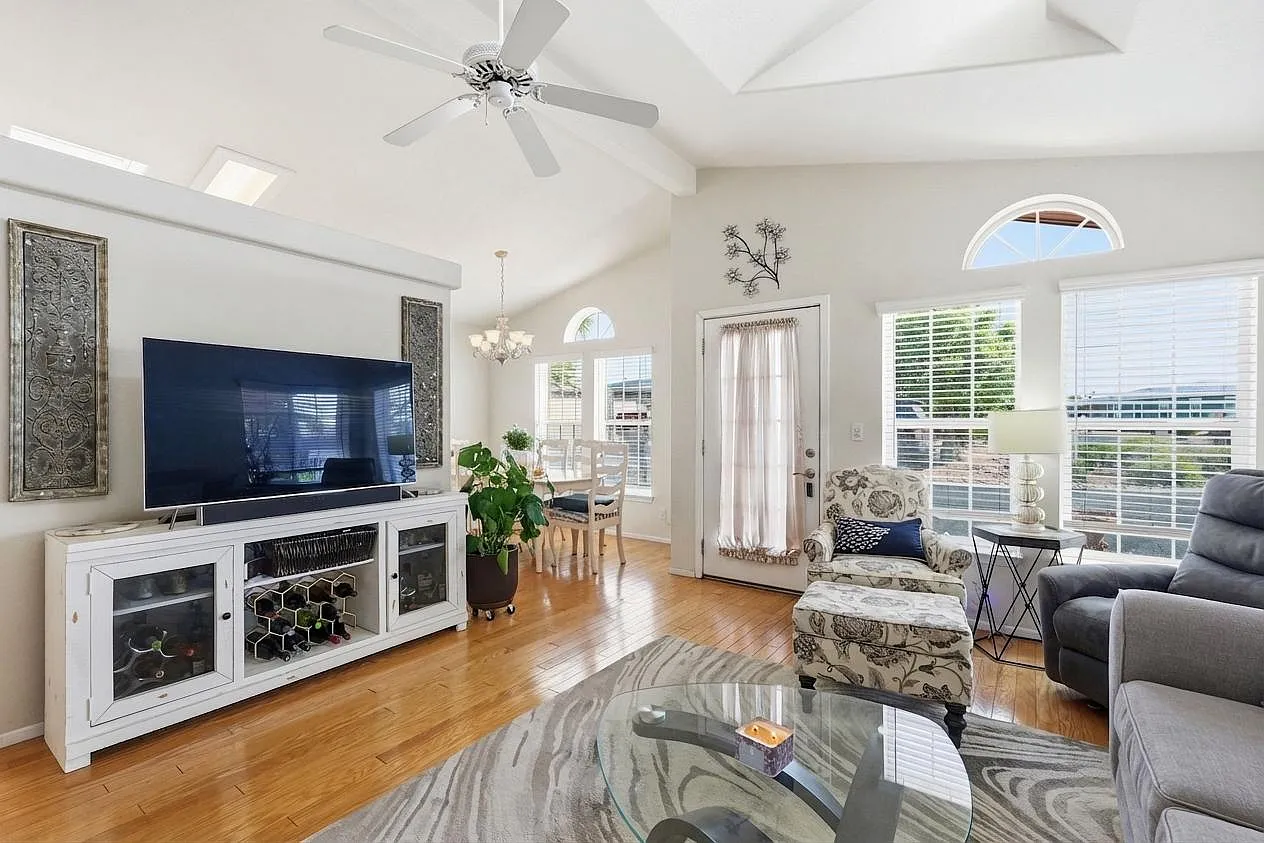 2 bed, 1000 sqft, $2,495 — Photo 4