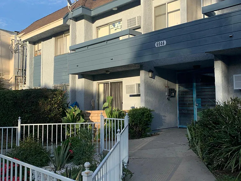 6944 Kester Ave — Photo 11