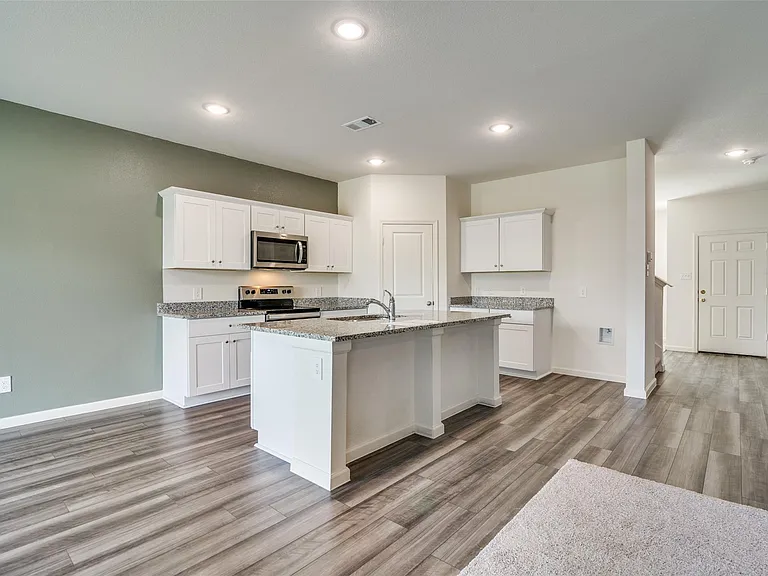 731 Yorkshire Dr — Photo 8