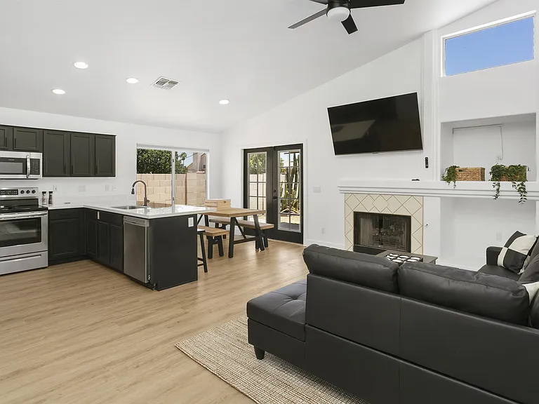 10319 W Luke Ave — Photo 1