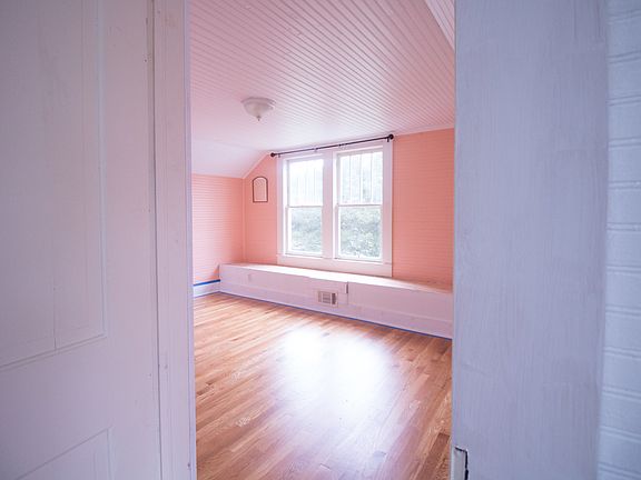 2nd image of 2801 Honeysuckle Ln