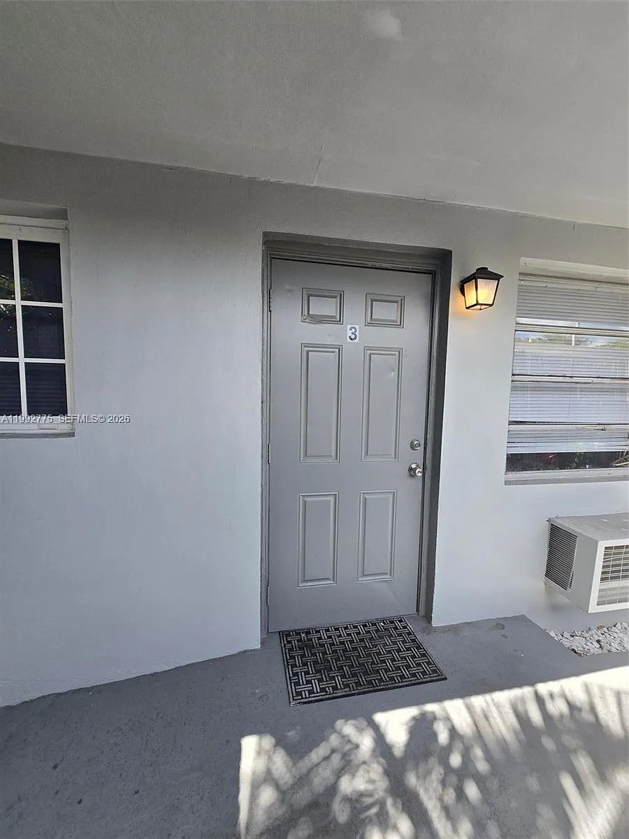 Building Photo - 1507 NE 5th Ave #3