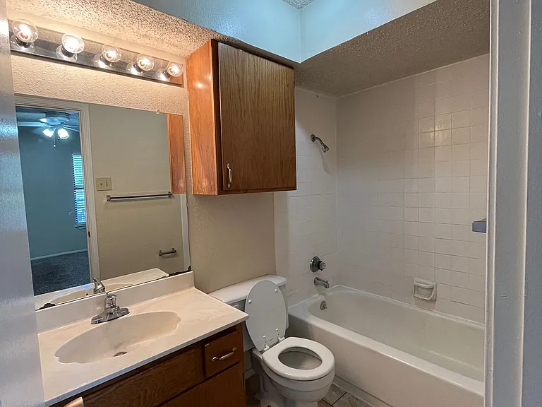 Bentwood Apartments — Photo 41