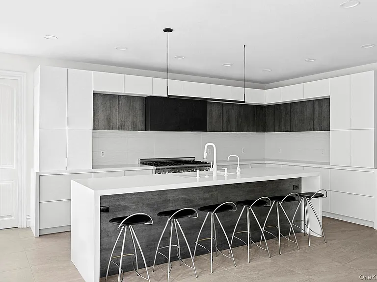 144 Round Swamp Rd — Photo 4