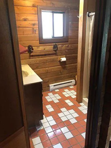 Bathroom with shower on the right