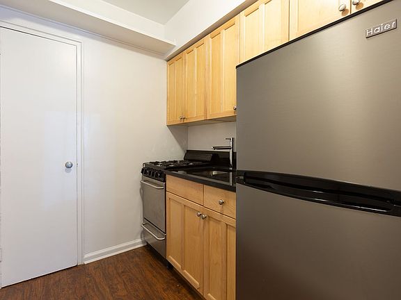 5th image of 922 President St APT 1F