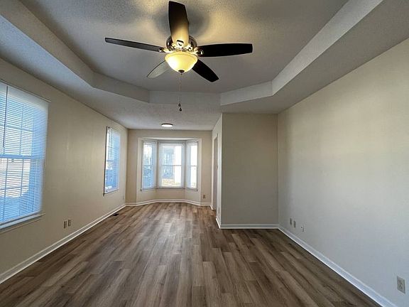 5th image of 585 Kathryn Ct