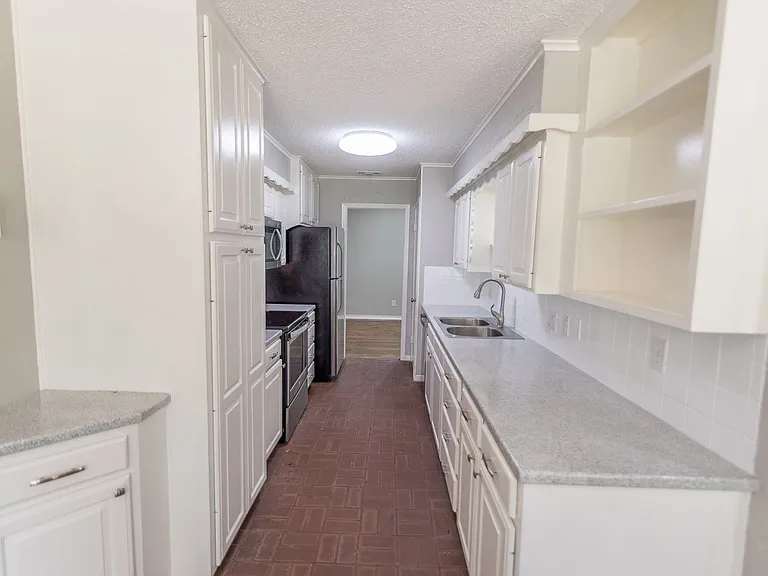 1825 Courtney Dr — Photo 6
