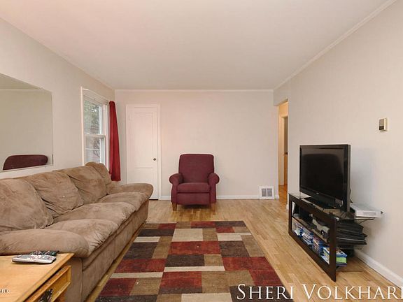 4th image of 1307 Burke Ave NE