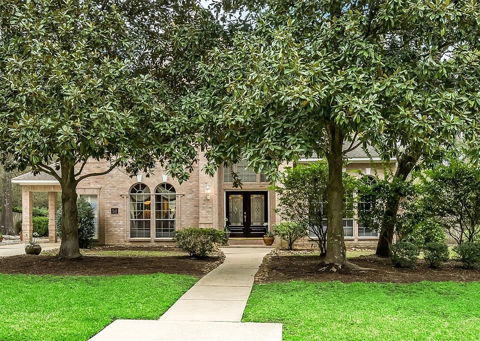 Great curb appeal located in The Village of Cochran's Crossing.