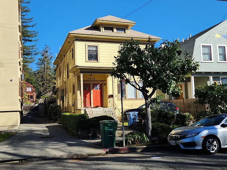 College Ave Apartment for Rent — Photo 13