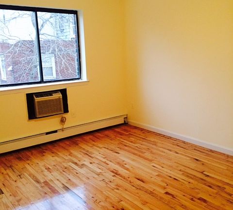 4th image of 2711 Newtown Ave #2