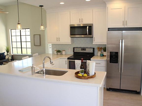 Open Kitchen with Eat Up Bar