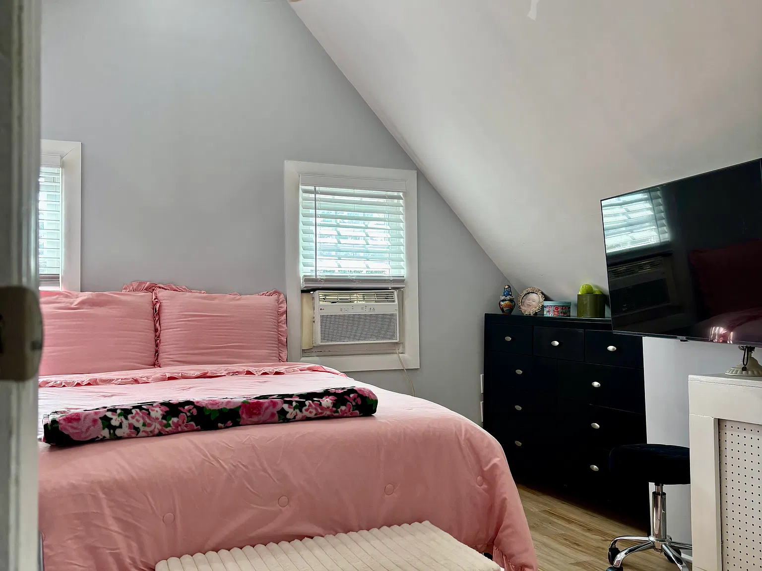 2 bed, 1000 sqft, $3,050 — Photo 4