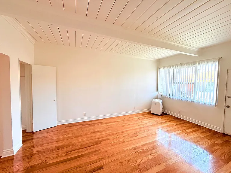 1376 N. Serrano Avenue — Photo 26
