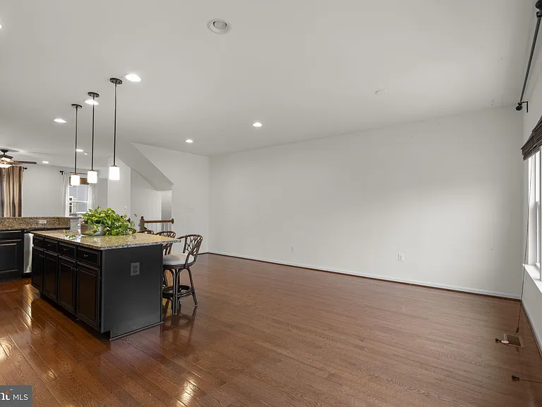41690 McMonagle Sq — Photo 9