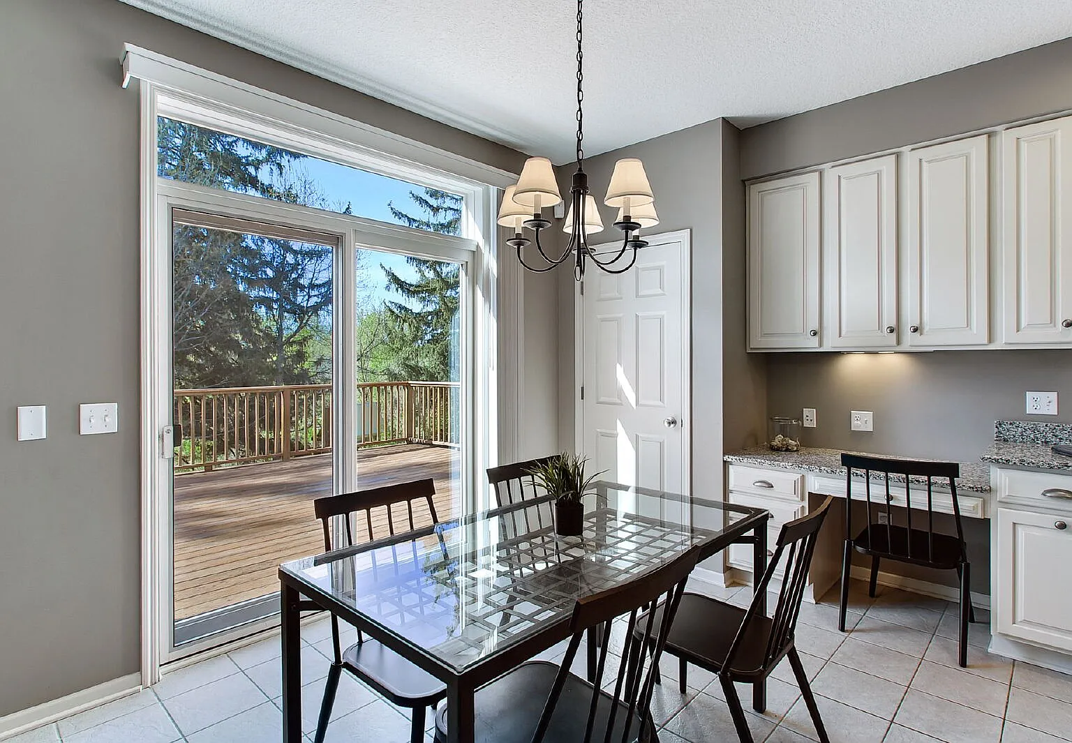 Luxurious 4-Bedroom Retreat w/Walk out in Orono Schools — Photo 3