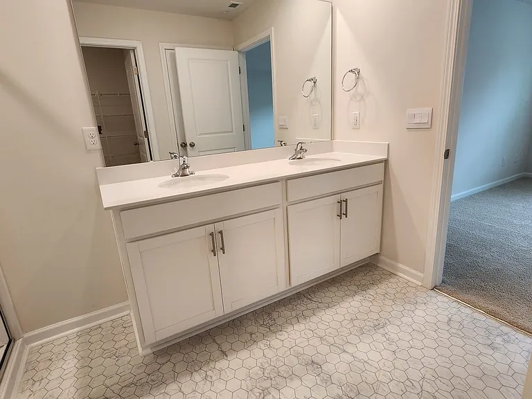Master room bathroom