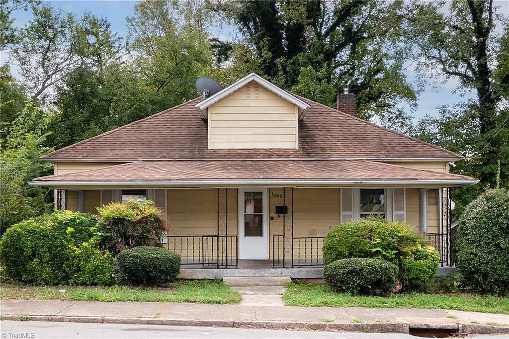 3 bed, 1.0 bath, 1180 sqft, $1,250 — Photo 1