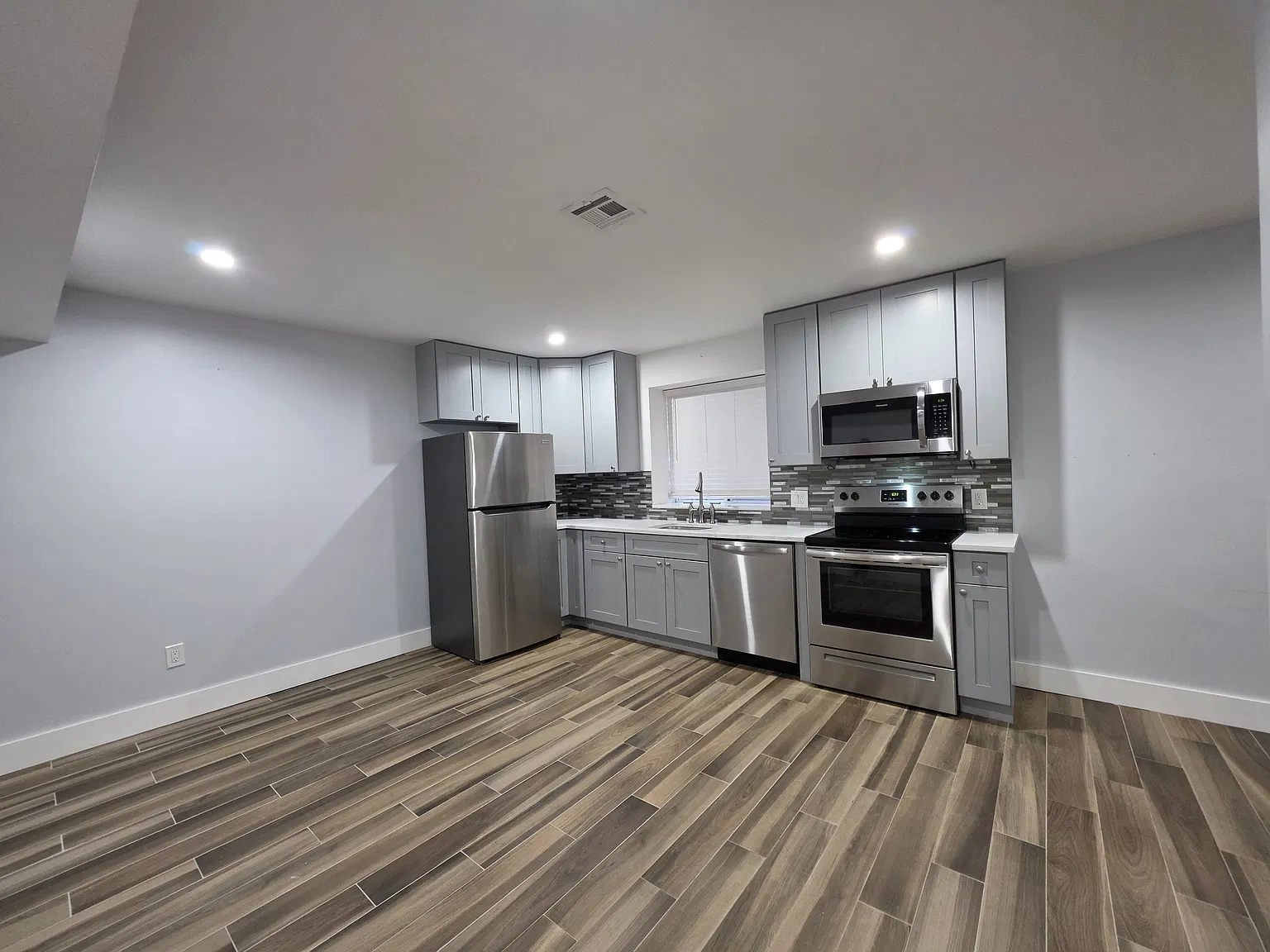 18 Miramar Ave — Photo 2