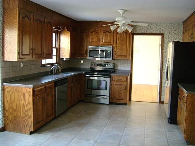 7 Room Colonial for rent in Huntington — Photo 2