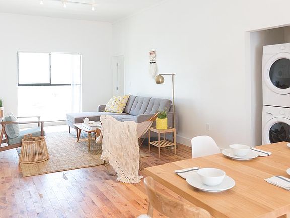4th image of 609 N Benton Way