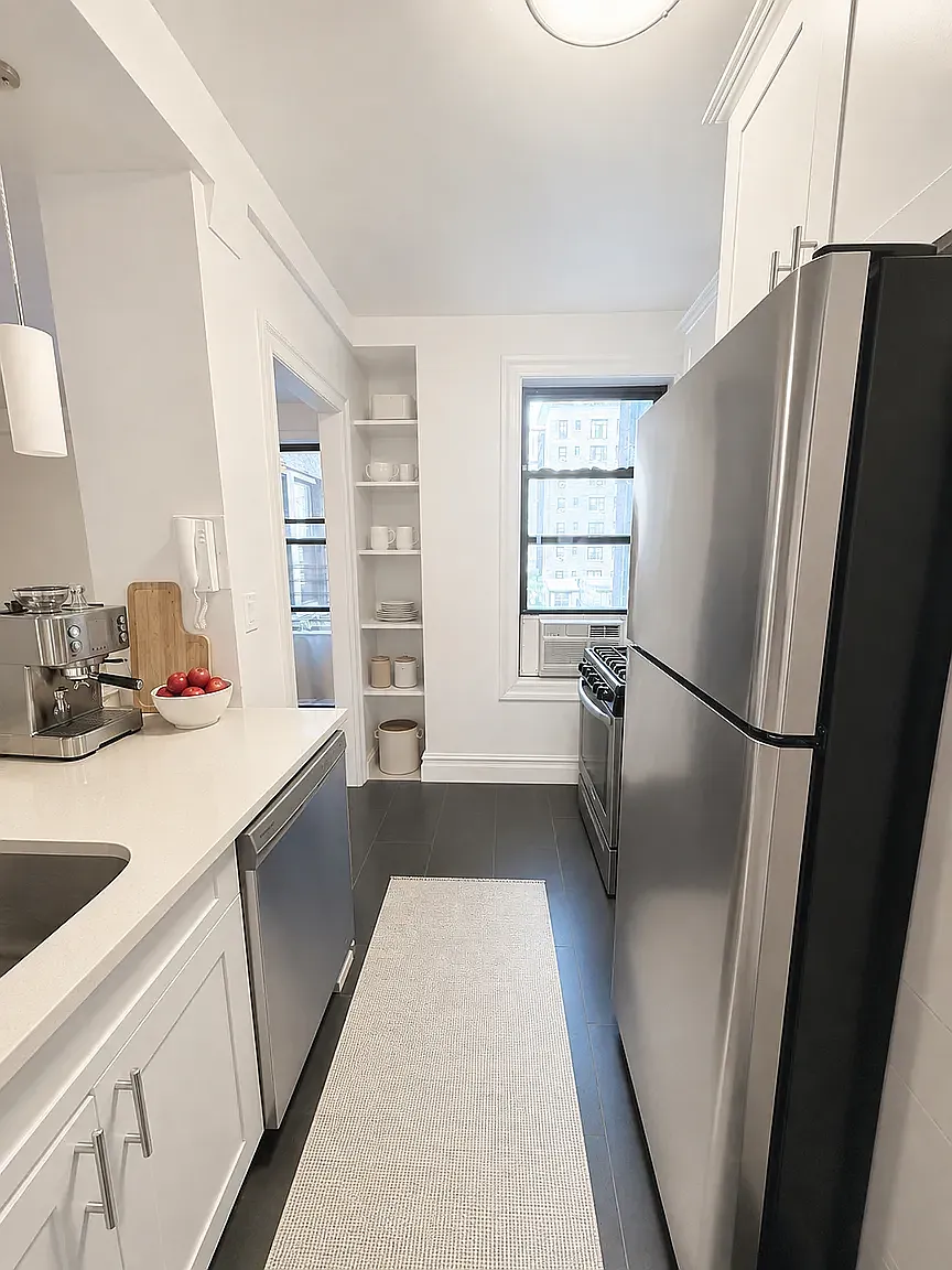 425 Riverside Drive — Photo 2