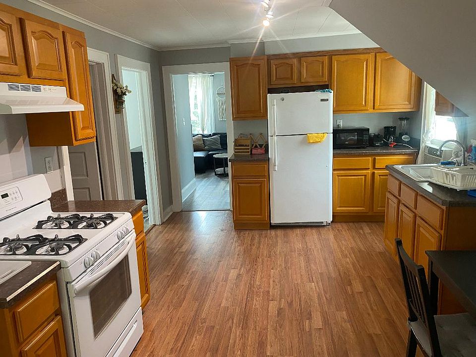 Renovated kitchen with appliances!