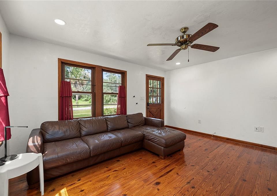 7th image of 809 BURLAND STREET