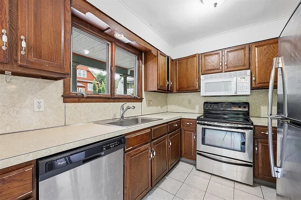 4 bed, 1.5 bath, 2382 sqft, $3,600 — Photo 4