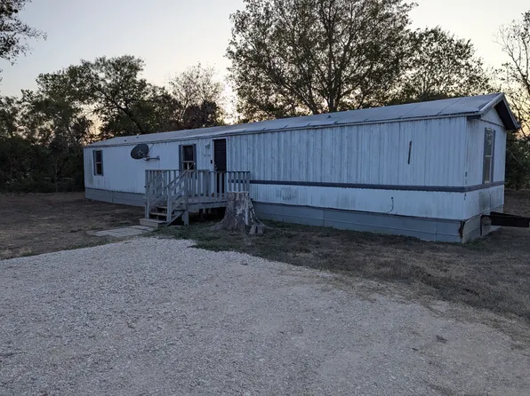 613 W 4th St #A, Nixon, TX 78140