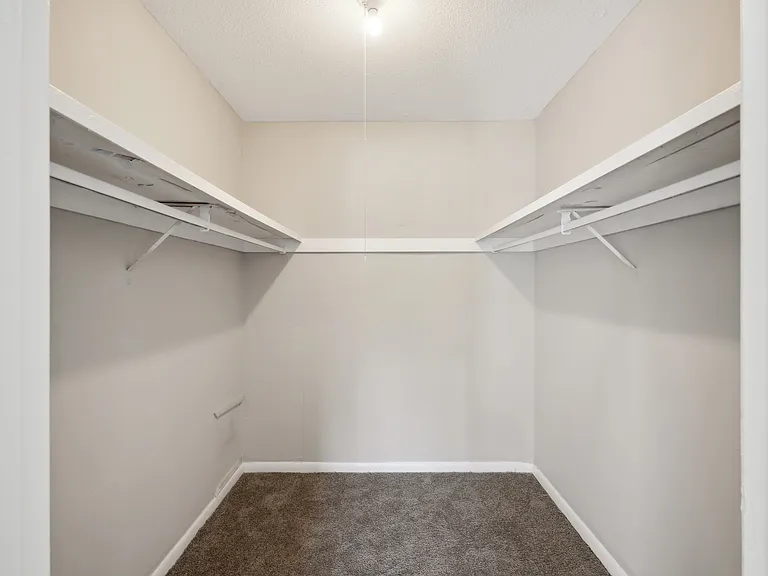 Lakeside Lakeview Apartments — Photo 20