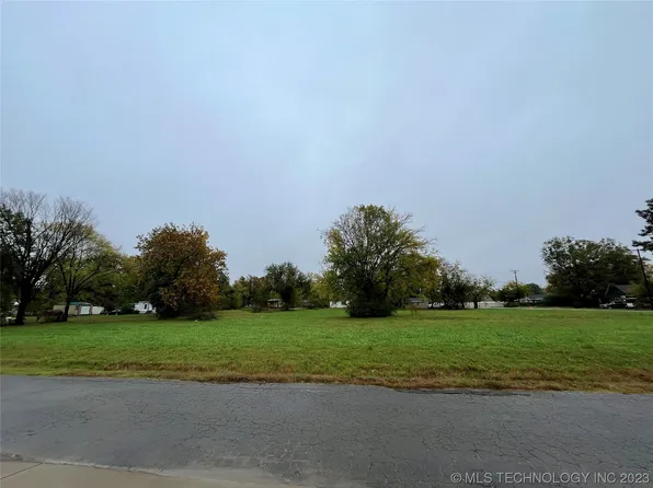 S Baker St, Muldrow, OK 74948