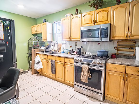4th image of 137 Custer Ave